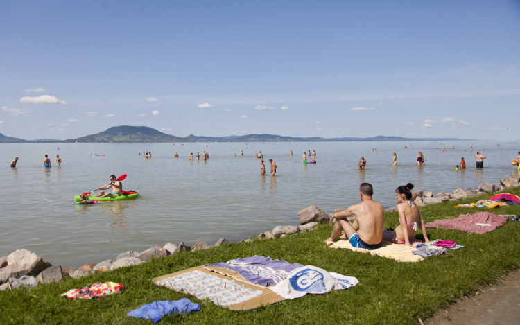 Vízminőség-védelmi készültséget rendeltek el a Balatonon