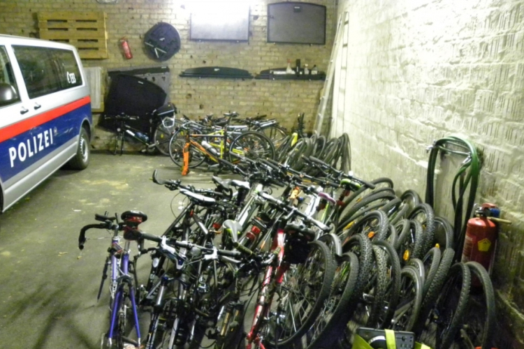 Több mint hatszáz betöréssel gyanúsítanak egy magyar csoportot