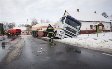 Árokba hajtott egy benzinszállító kamion Homokszentgyörgyön