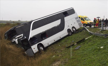 Oldalára borult egy busz az M43-as autópálya földeáki lehajtójánál