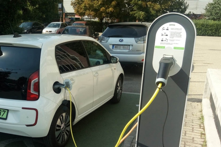 Várakozáson felüli az érdeklődés az elektromosjármű-vásárlást támogató pályázaton