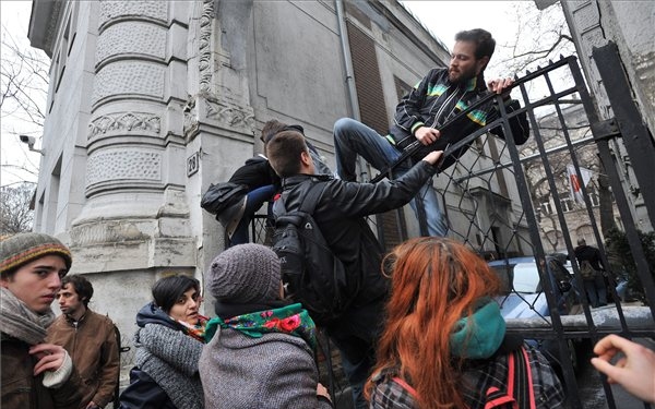 Tüntetők hatoltak be a Fidesz székházának udvarára