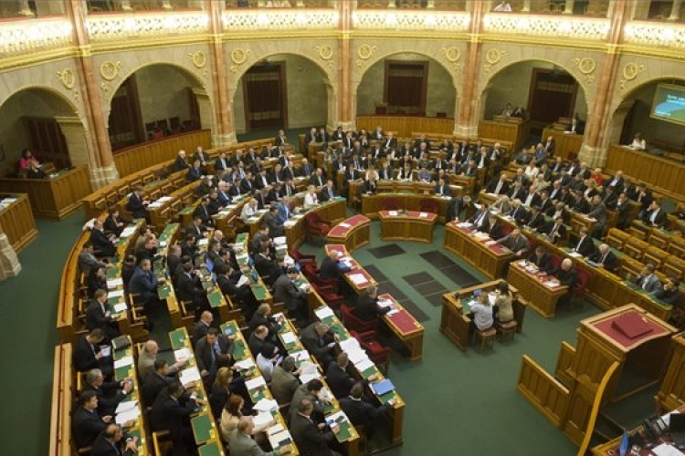 Tizenkét előterjesztésről tárgyal a parlament 