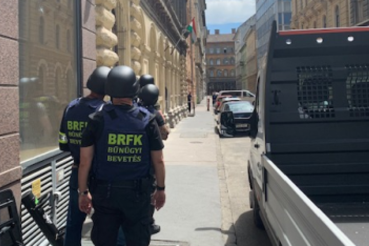 Gázpisztollyal fenyegetőzött egy férfi Budapest belvárosában - VIDEÓ