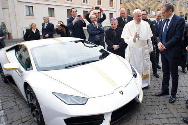 Ferenc pápa elárverezteti ajándékba kapott Lamborghinijét