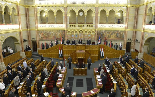 Az öt éve kihirdetett alaptörvényre emlékezik az Országgyűlés