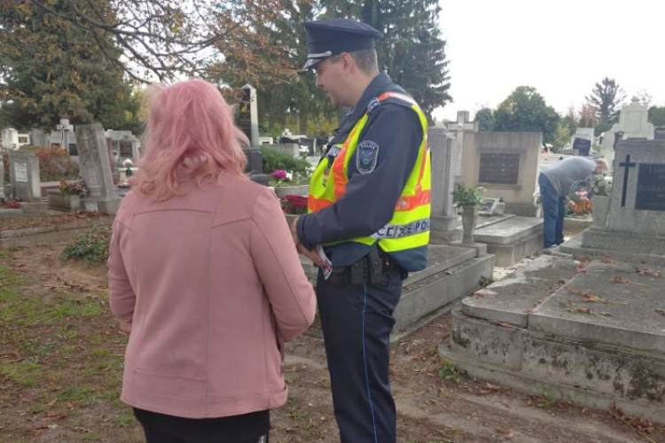 Hosszabb temetői nyitvatartás, fokozott rendőri jelenlét a hosszú hétvégén