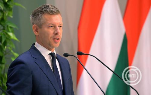 Magyar Péter: csökken a kormánytagok, a képviselők és a polgármesterek fizetése