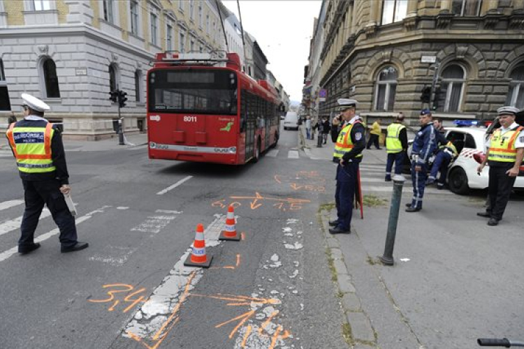 Turistákat gázolt el egy troli a fővárosban