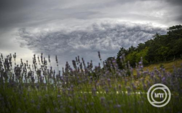 Lehűlés érkezik erős széllel és esővel a hét elején