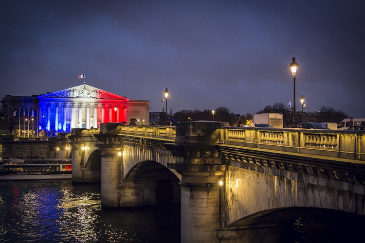 A francia kormány parlamenti szavazás nélkül vezeti be a vitatott nyugdíjreformot