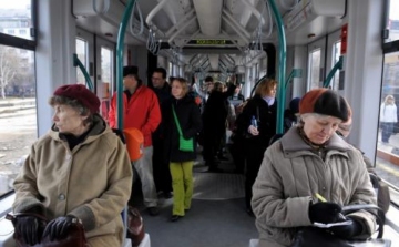 NFM: a 65 év felettiek a vonatok döntő többségén továbbra is ingyen utazhatnak