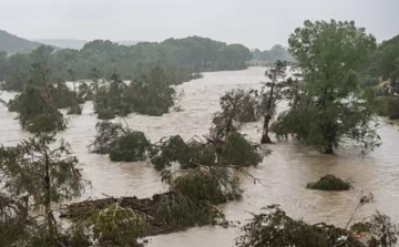 Kaliforniában rekordmértékű esőt hozott a karácsony áradásokkal, villámáradásokkal, földcsuszamlásokkal