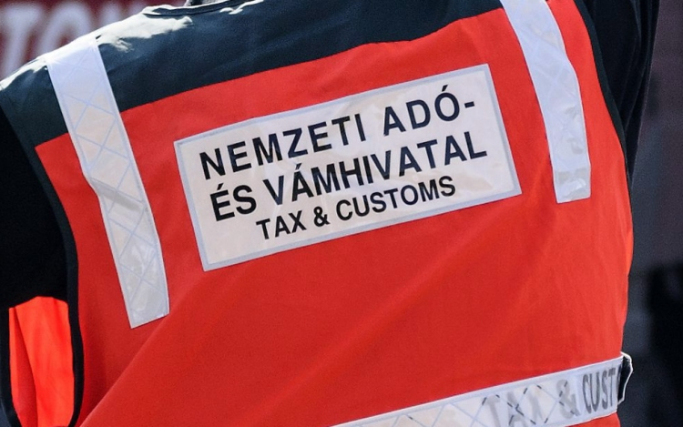 Másfél milliárd forintnyi hamis márkajelzésű ruhaneműt találtak a pénzügyőrök