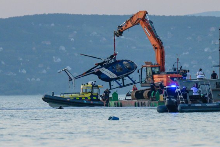 Kiemelik a vízből a Balatonba zuhant rendőrségi helikoptert