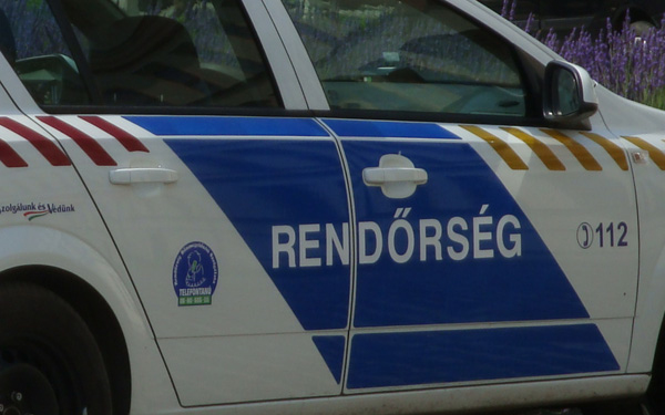 Kihallgatták a bevándorlókat bántalmazó operatőrt