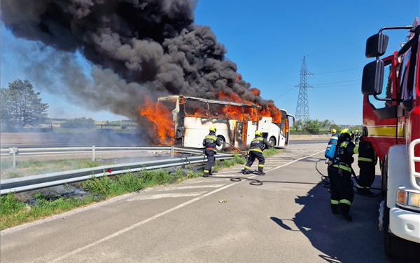 Porig égett egy távolsági autóbusz az autópályán